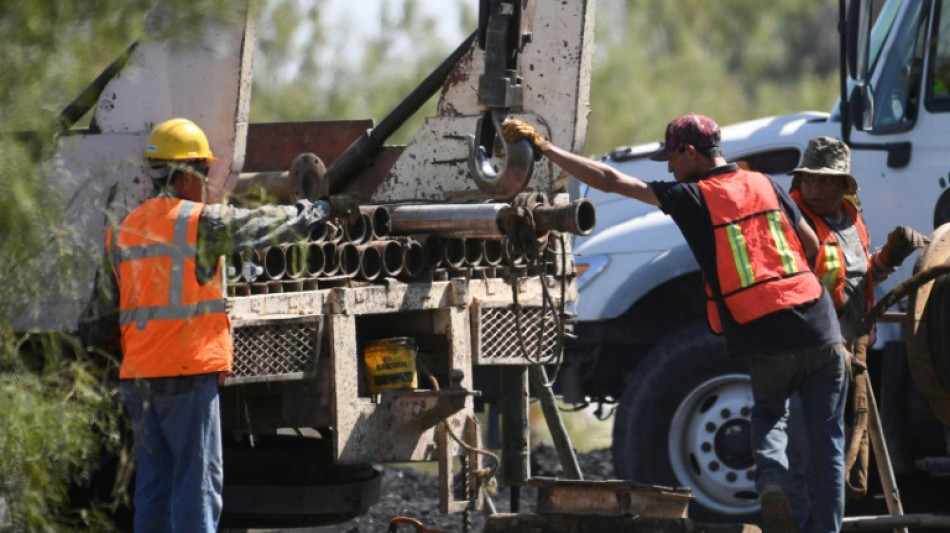 Familiares rezan para aliviar la desaz&oacute;n ante el lento avance del rescate de mineros en M&eacute;xico