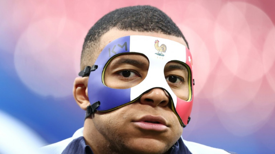 Mbapp&eacute; j&aacute; treina com m&aacute;scara ap&oacute;s fraturar nariz