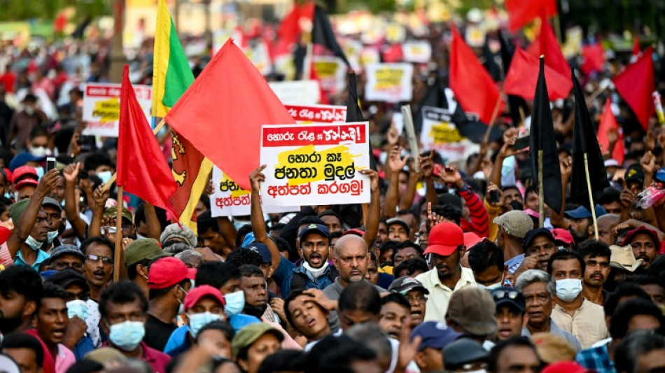 Un homme tué lors de manifestations au Sri Lanka, plongé dans la crise