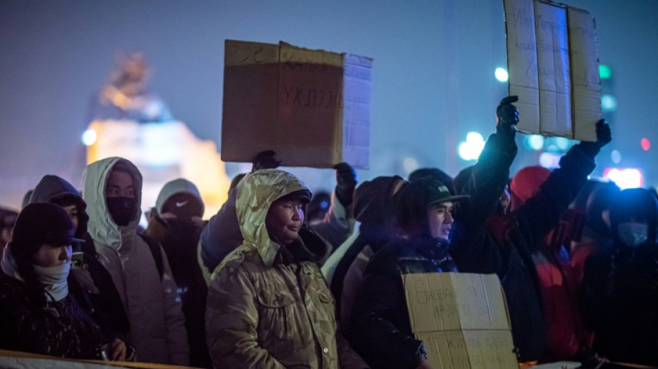 Miles de manifestantes desaf&iacute;an la noche y el fr&iacute;o en Mongolia para exigir justicia