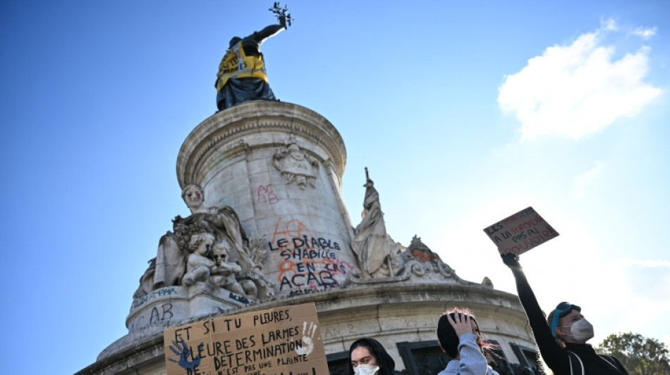 Pol&iacute;cia usa g&aacute;s lacrimog&ecirc;neo para dispersar novo protesto em Paris