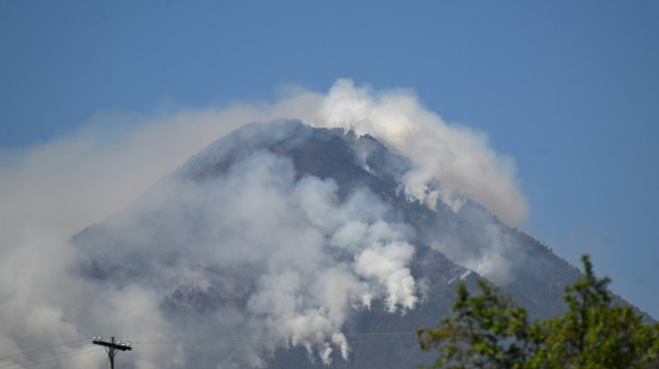 Voraz incendio forestal avanza en laderas de volc&aacute;n de Agua en Guatemala