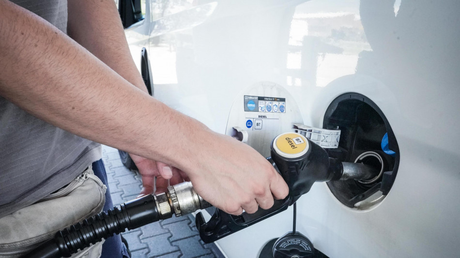 Scende il prezzo del gasolio, in rialzo la benzina