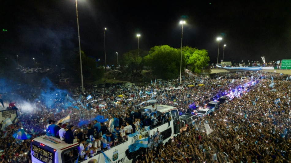 Buenos Aires f&ecirc;te ses champions dans la d&eacute;mesure... et dans les airs