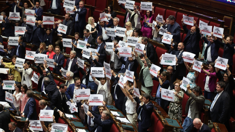 Cartelli delle opposizioni in Aula contro la legge elettorale, "&egrave; truffa, a casa"