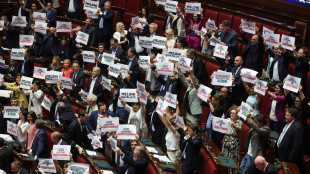 Cartelli delle opposizioni in Aula contro la legge elettorale, "&egrave; truffa, a casa"
