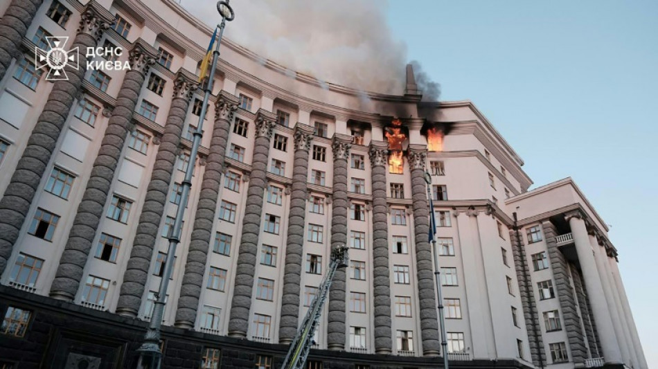 Rusia golpea la sede del gobierno ucraniano en su mayor bombardeo de la guerra