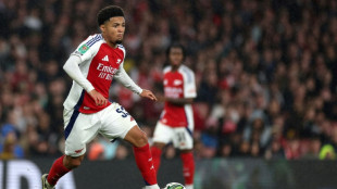 Arsenal e Liverpool goleiam e avan&ccedil;am na Copa da Liga Inglesa