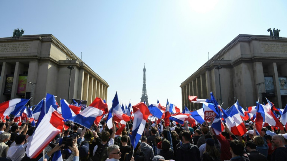 Pr&eacute;sidentielle: dimanche crucial pour les principaux candidats, Macron exhorte &agrave; voter