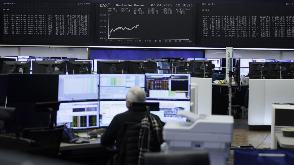 Borsa: l'Europa chiude in cauto rialzo e attende Powell
