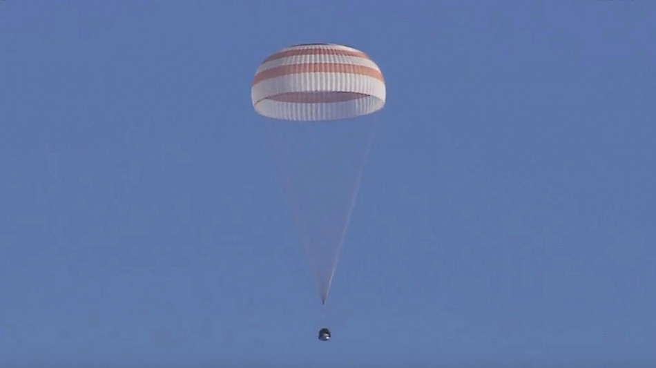 Soyuz MS-26 rientra dallo spazio, atterraggio in Kazakistan