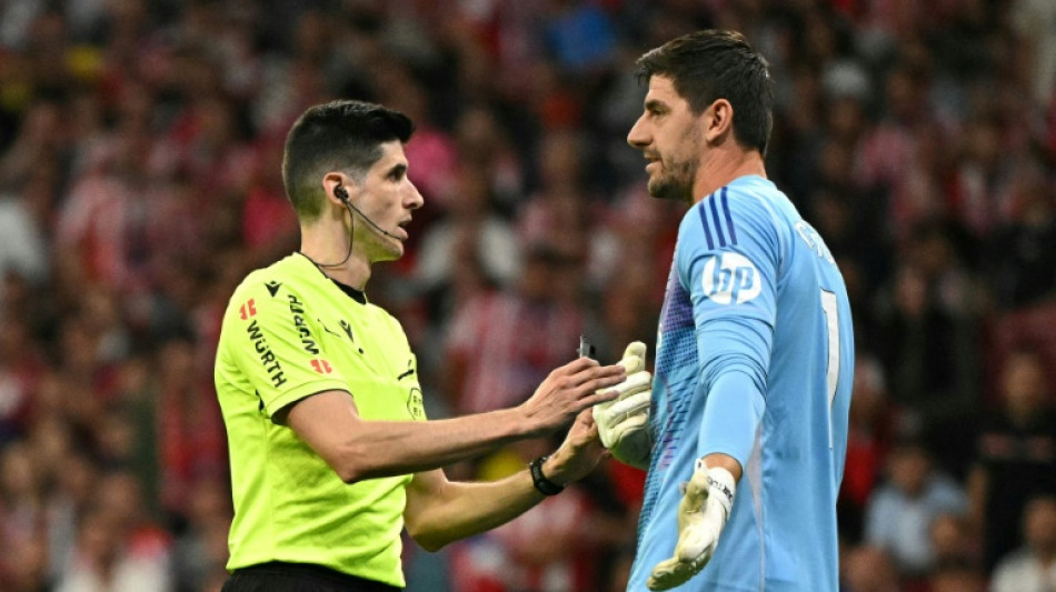 Atl&eacute;tico expulsa torcedor que atirou objetos no campo em jogo contra o Real Madrid