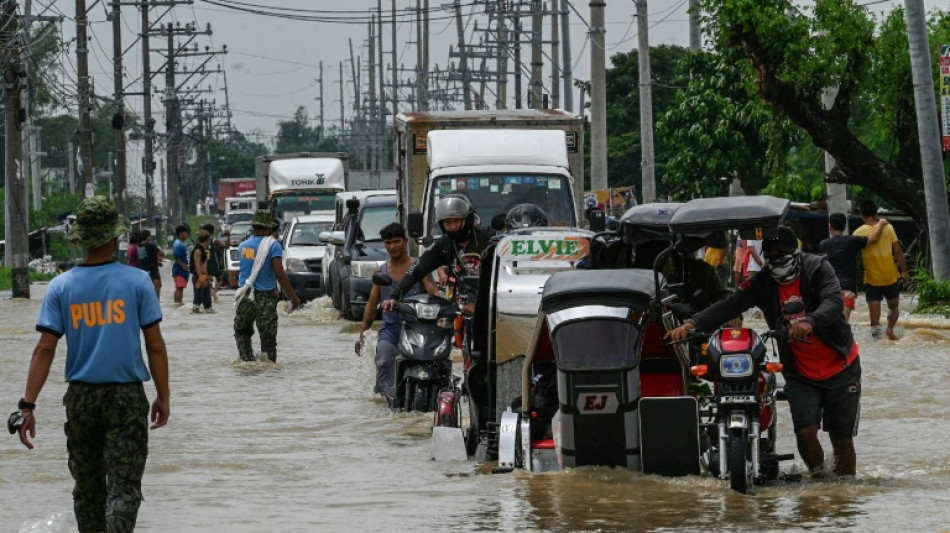 Seis muertos por tif&oacute;n en Filipinas