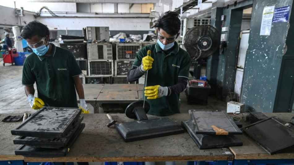 India busca minerales cr&iacute;ticos en sus monta&ntilde;as de desechos electr&oacute;nicos