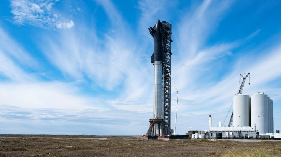 SpaceX vise un premier vol test de la plus grande fus&eacute;e du monde lundi