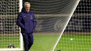 Equipe de France: Deschamps ballott&eacute; mais toujours debout 