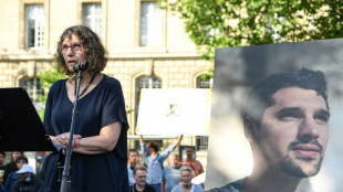 Hommage &eacute;mouvant &agrave; Paris au journaliste fran&ccedil;ais tu&eacute; en Ukraine