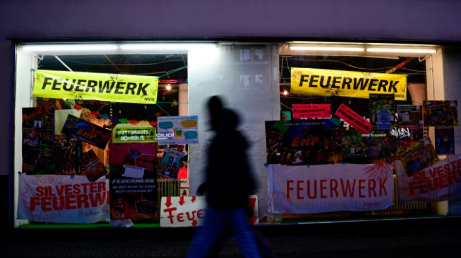 Polizeieins&auml;tze wegen Pyrotechnik: Feuerwerk in Bus gez&uuml;ndet und Kreuzungen beschossen
