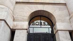 Borsa: Milano apre in calo del 2,12%, scivolano le banche