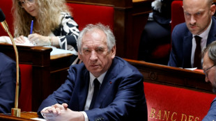 El primer ministro de Francia se defiende ante una comisión para explicar qué sabía sobre la violencia en una escuela católica