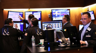 Wall Street ouvre en baisse, dig&egrave;re encore les propos de Powell