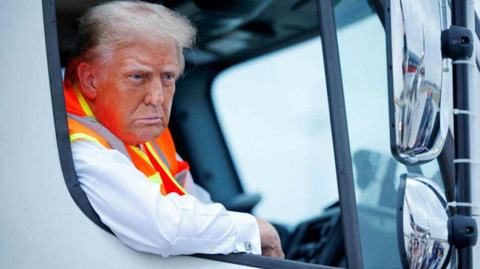 Trump se met en scène à bord d'un camion-poubelle, après une gaffe de Biden