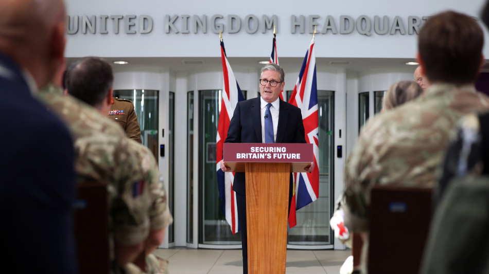 Starmer rafforza linea anti-Russia, 'prepararsi alla guerra'