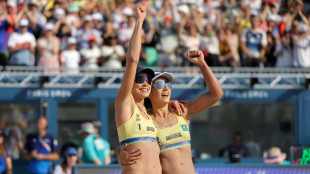 Carol e B&aacute;rbara vencem holandesas e v&atilde;o &agrave;s oitavas como l&iacute;deres do Grupo E