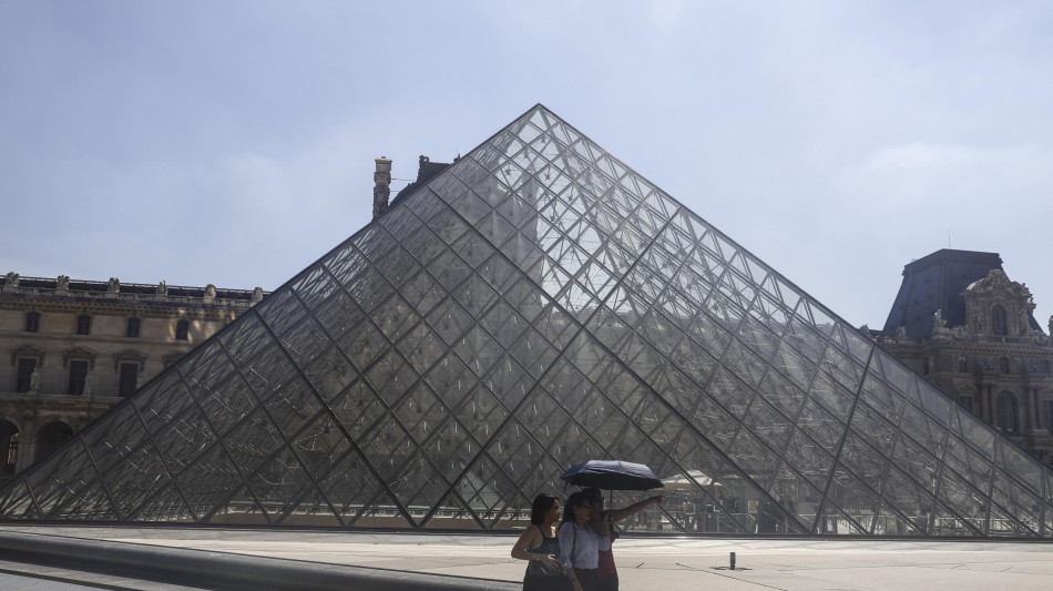 Ritrovato fuori dal Louvre un gioiello rubato