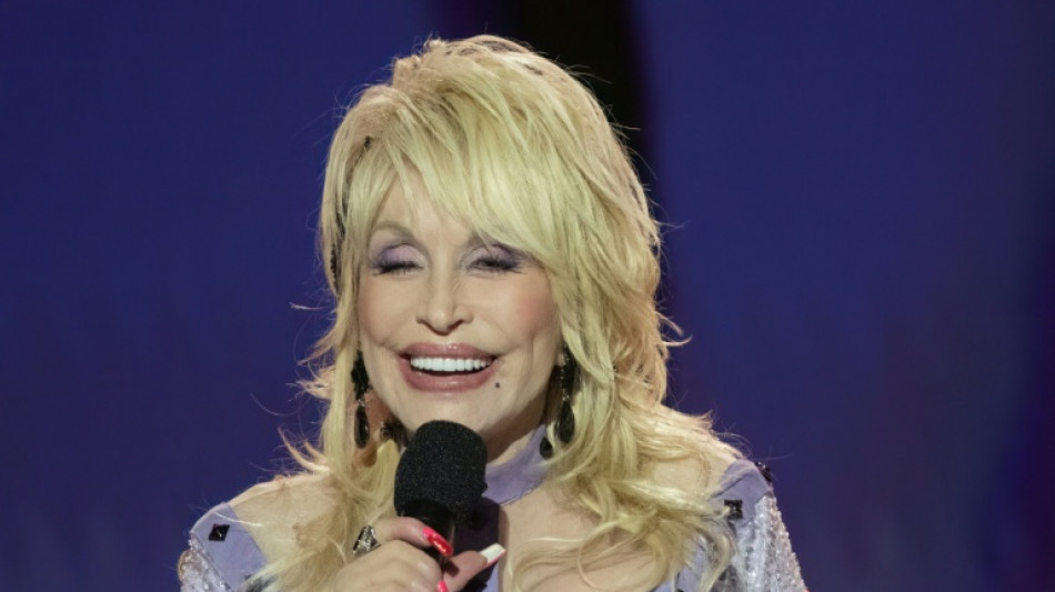 La s&oelig;ur de Dolly Parton invite &agrave; "prier" pour la star de la country, malade