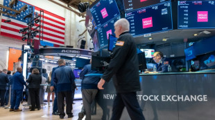 Wall Street ouvre en l&eacute;g&egrave;re baisse, l'h&eacute;sitation domine