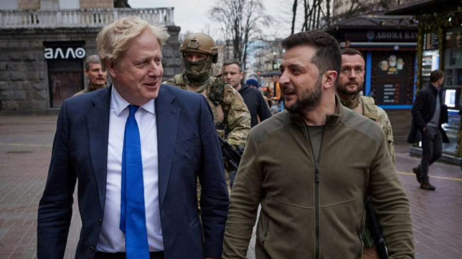 Johnson l&auml;uft bei Besuch in der Ukraine mit Selenskyj durch Kiew
