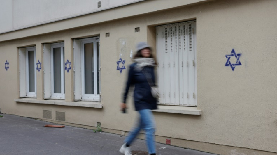 Par&iacute;s amanece con estrellas de David pintadas sobre fachadas de edificios