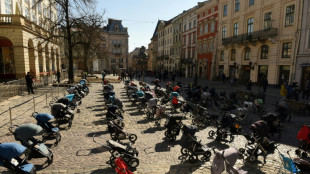 109 leere Kinderwagen f&uuml;r die im Ukraine-Krieg get&ouml;teten Kinder