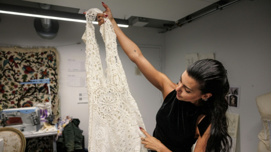 Entre upcycling et &eacute;l&eacute;gance, la dentelle rena&icirc;t dans la mode contemporaine