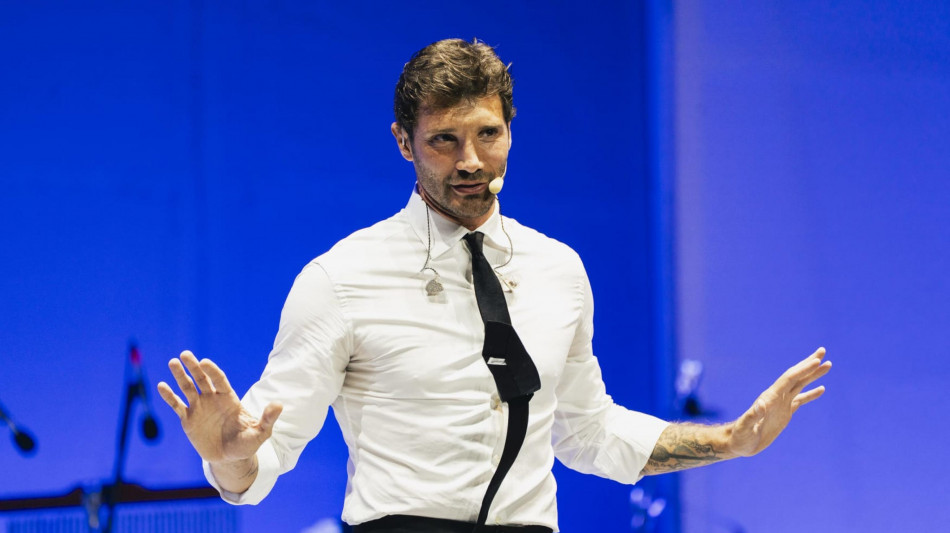 Video De Martino, showman venne allertato da un follower