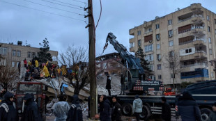Hambre y fr&iacute;o entre las ruinas del terremoto en Turqu&iacute;a