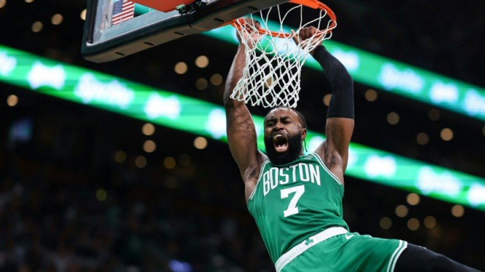Los Celtics dan otro paso m&aacute;s al vencer a los Heat con paliza de 110-97