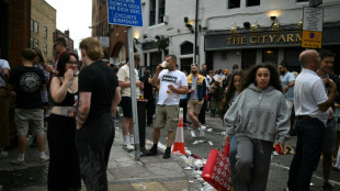 Dua Lipa, Coldplay e outros artistas exigem limite de pre&ccedil;o para revenda de ingressos
