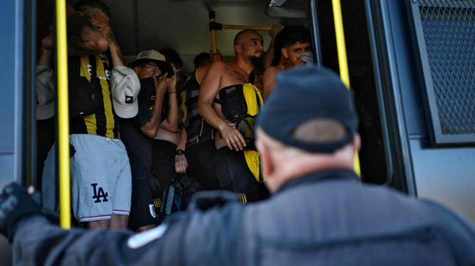 Mais de 200 torcedores do Pe&ntilde;arol s&atilde;o detidos no Rio por tumulto antes da semifinal da Libertadores