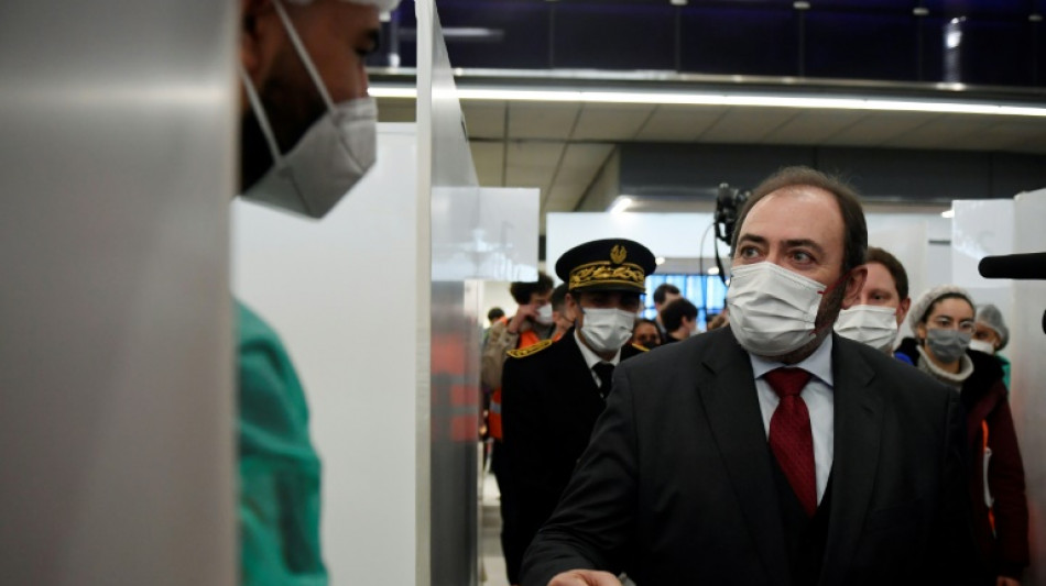 Covid: les contr&ocirc;les sanitaires impos&eacute;s aux voyageurs chinois prolong&eacute;s en France