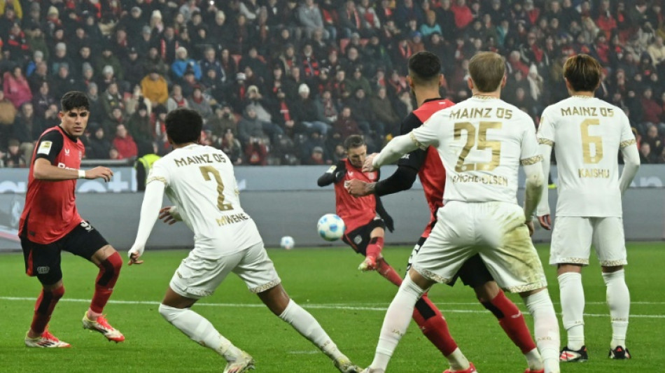 Leverkusen vence Mainz e encosta no Bayern; Dortmund trope&ccedil;a