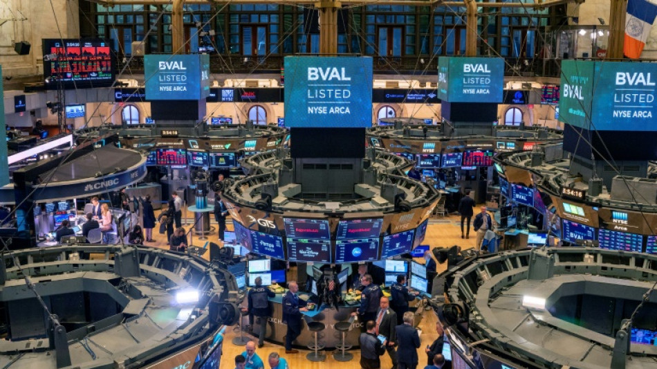 Wall Street ouvre en ordre dispers&eacute;, marque le pas avant la Fed