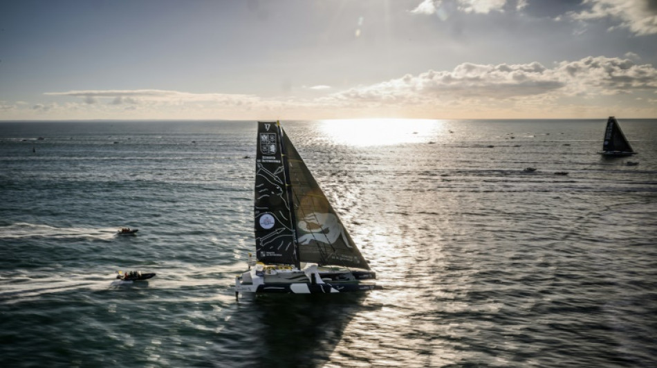 Ultim Challenge: le d&eacute;part des trimarans g&eacute;ants salu&eacute; par une armada de voiliers