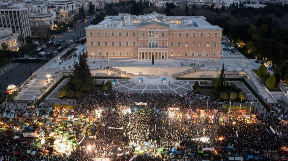 Gr&egrave;ce: des centaines d'agriculteurs et de tracteurs convergent vers Ath&egrave;nes
