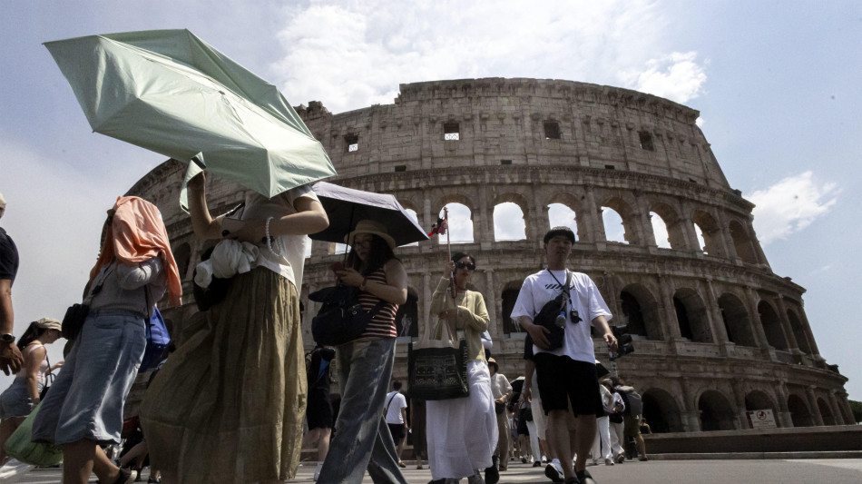 Caldo, venerd&igrave; salgono a 16 le citt&agrave; da bollino rosso