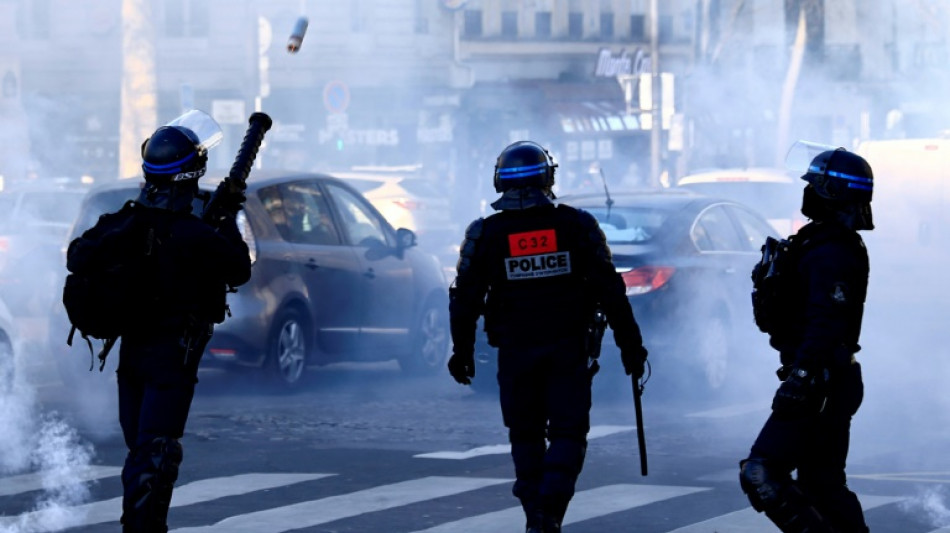 Polizei setzt Tr&auml;nengas gegen Teilnehmer von Protestkonvoi in Paris ein