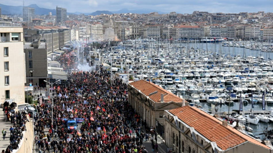 Retraites: regain de mobilisation et de tensions, nouvelle journ&eacute;e d'actions mardi