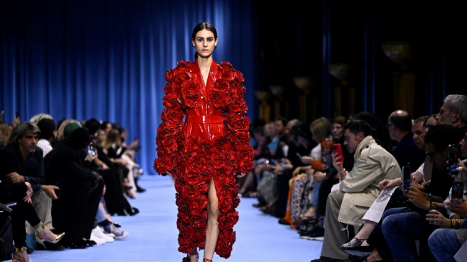 Balmain triunfa con un espectacular desfile en Par&iacute;s tras sufrir robo de cincuenta piezas