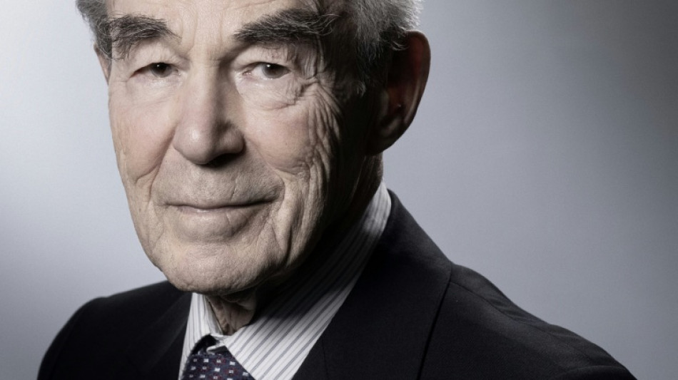 La tombe de Robert Badinter, artisan de l'abolition de la peine de mort, profan&eacute;e juste avant son entr&eacute;e au Panth&eacute;on